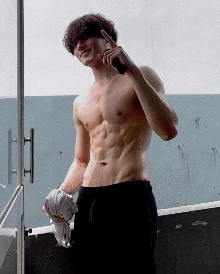   Ngoài diễn xuất, nhờ lợi thế chiều cao, ngoại hình sáng, Khương Lê cũng đắt show chụp quảng cáo và làm người mẫu. Ảnh: FBNV  