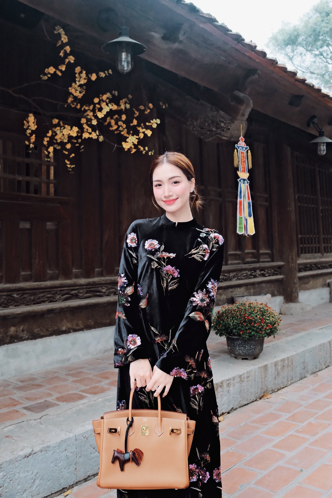   Bên cạnh vai trò là ca sĩ, Hoà Minzy còn lấn sân sang kinh doanh. Ảnh: FBNV  