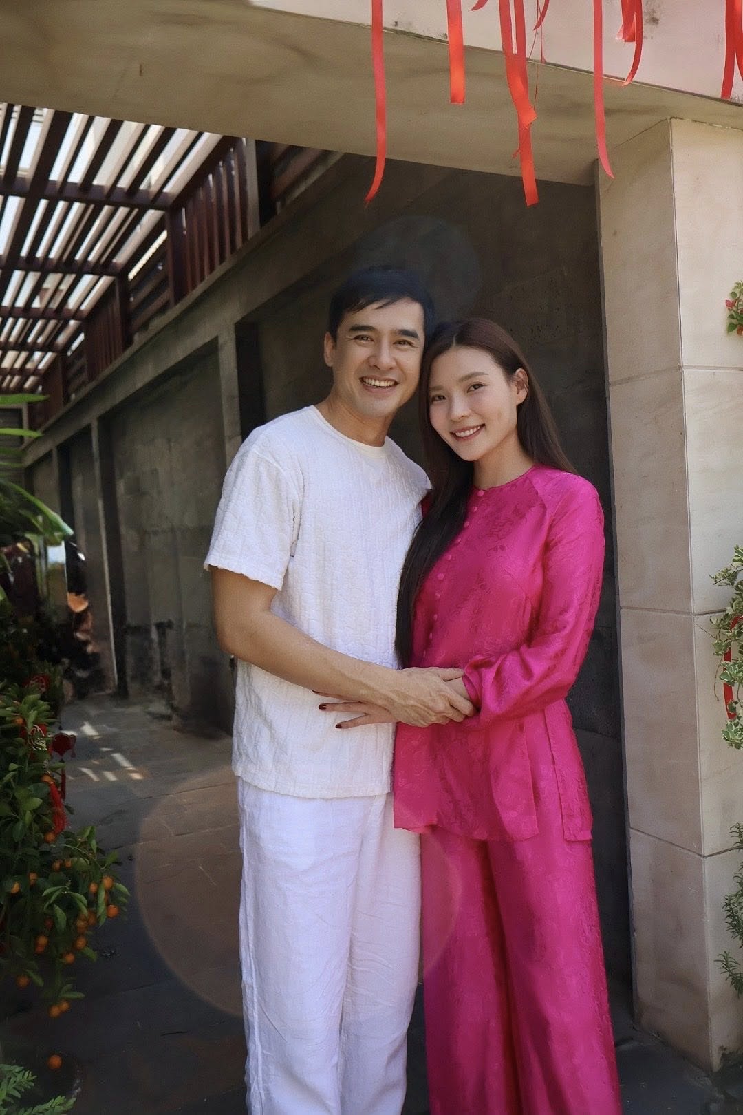 Trước đó, Thúy Diễm cũng lên tiếng mong cộng đồng mạng nhẹ nhàng với chồng 