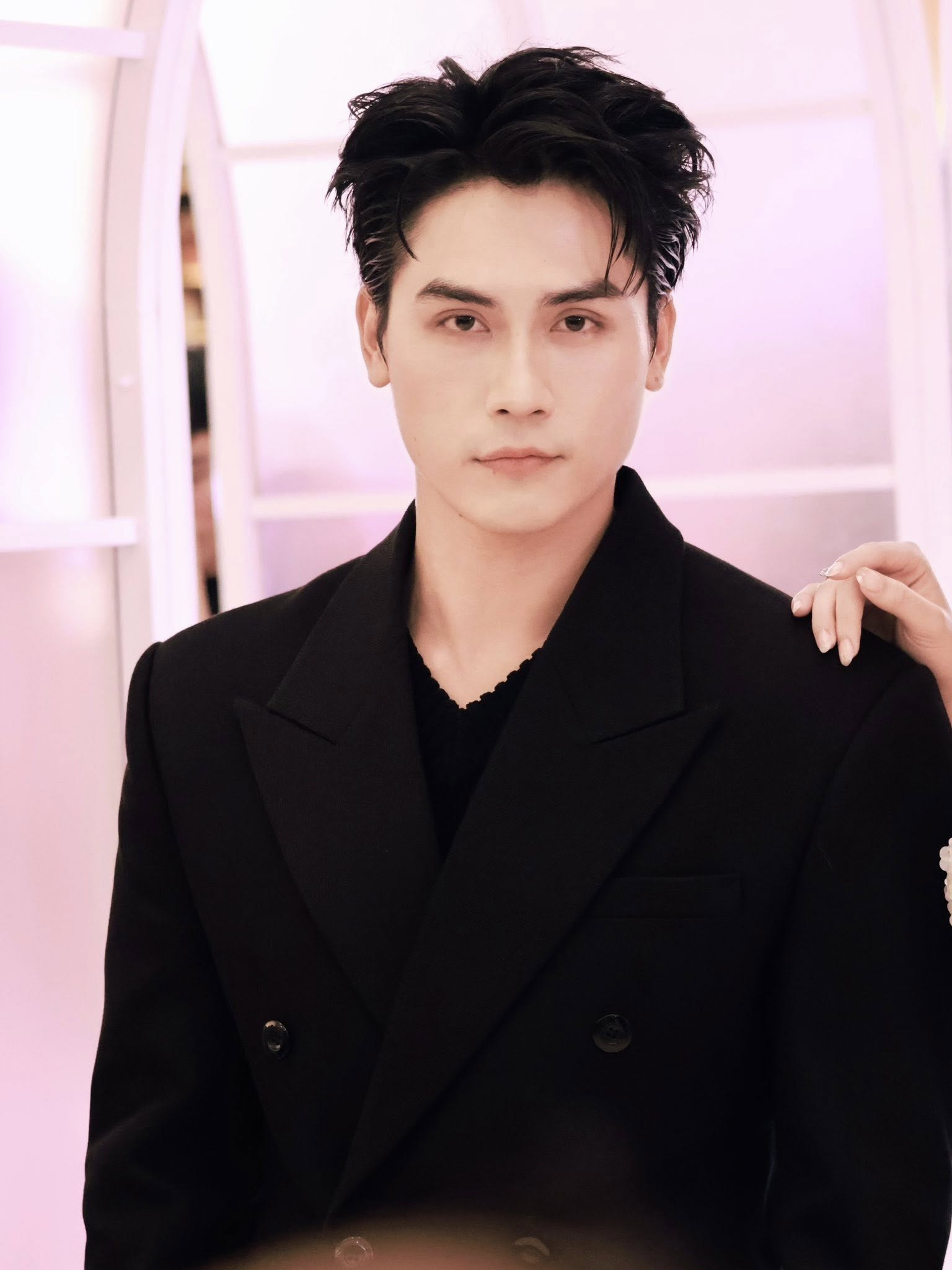 Nam diễn viên phủ nhận tin đồn hẹn hò Uyển Ân 