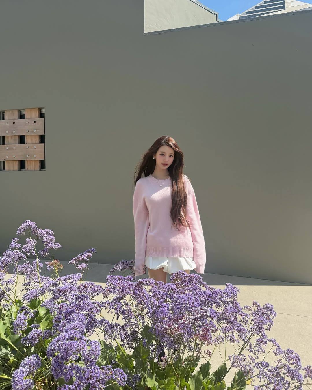 Chưa qua drama tranh center, công chúa Kpop lại bị soi chỉnh ảnh đến cong cả ghế