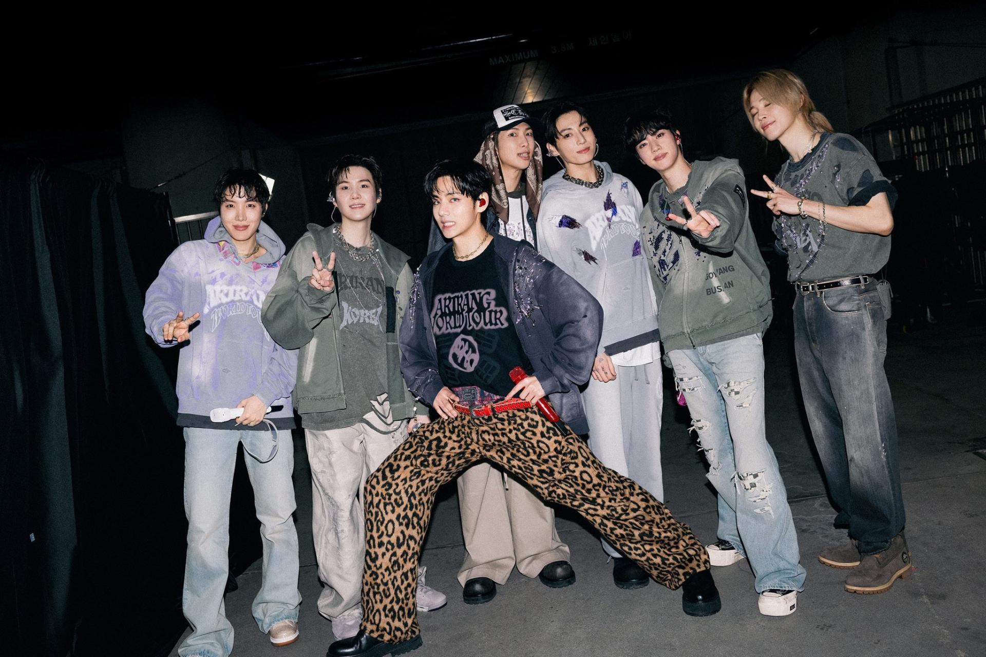 Không mặc nổi bật thì V tự làm nổi bật bằng cách tạo dáng 