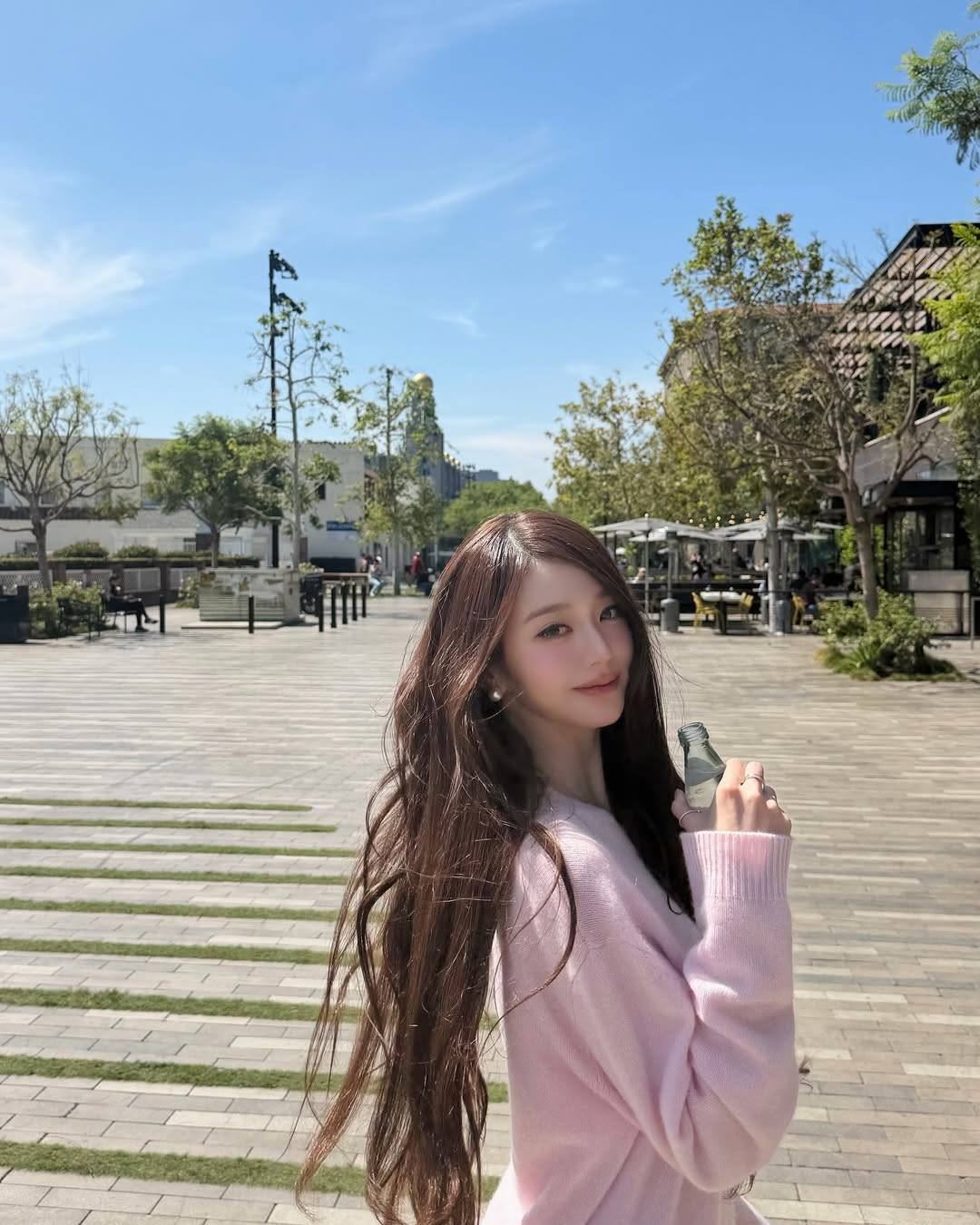 Chưa qua drama tranh center, công chúa Kpop lại bị soi chỉnh ảnh đến cong cả ghế