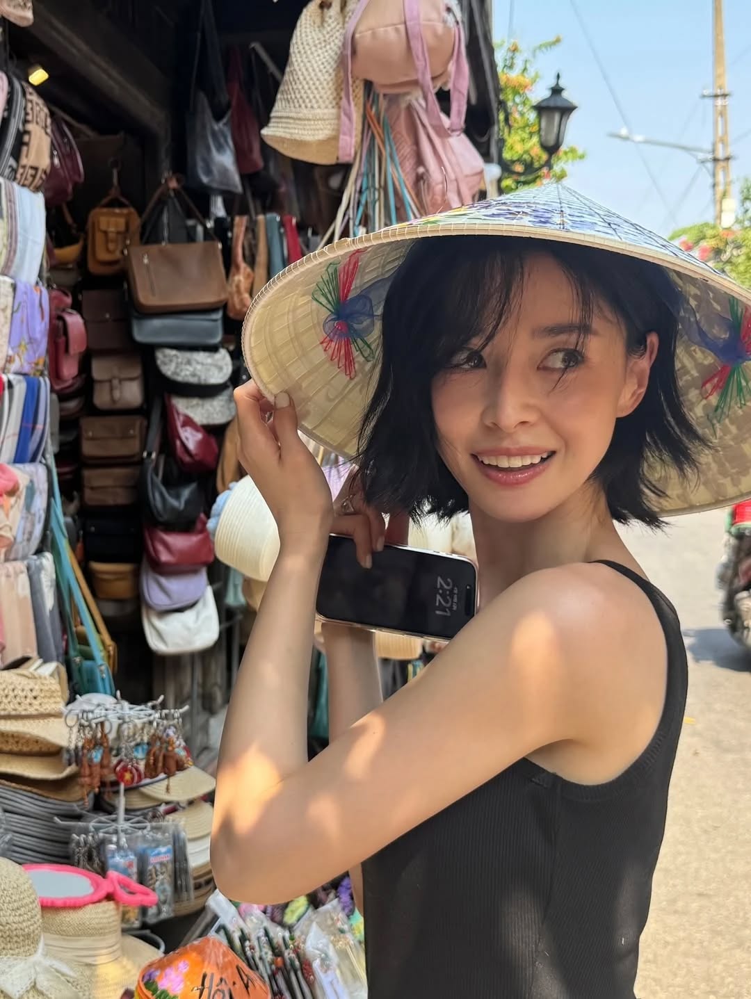 Sao Hàn du lịch Việt Nam: Mặc đẹp không trượt phát nào, có mỹ nữ đội nón lá đúng 