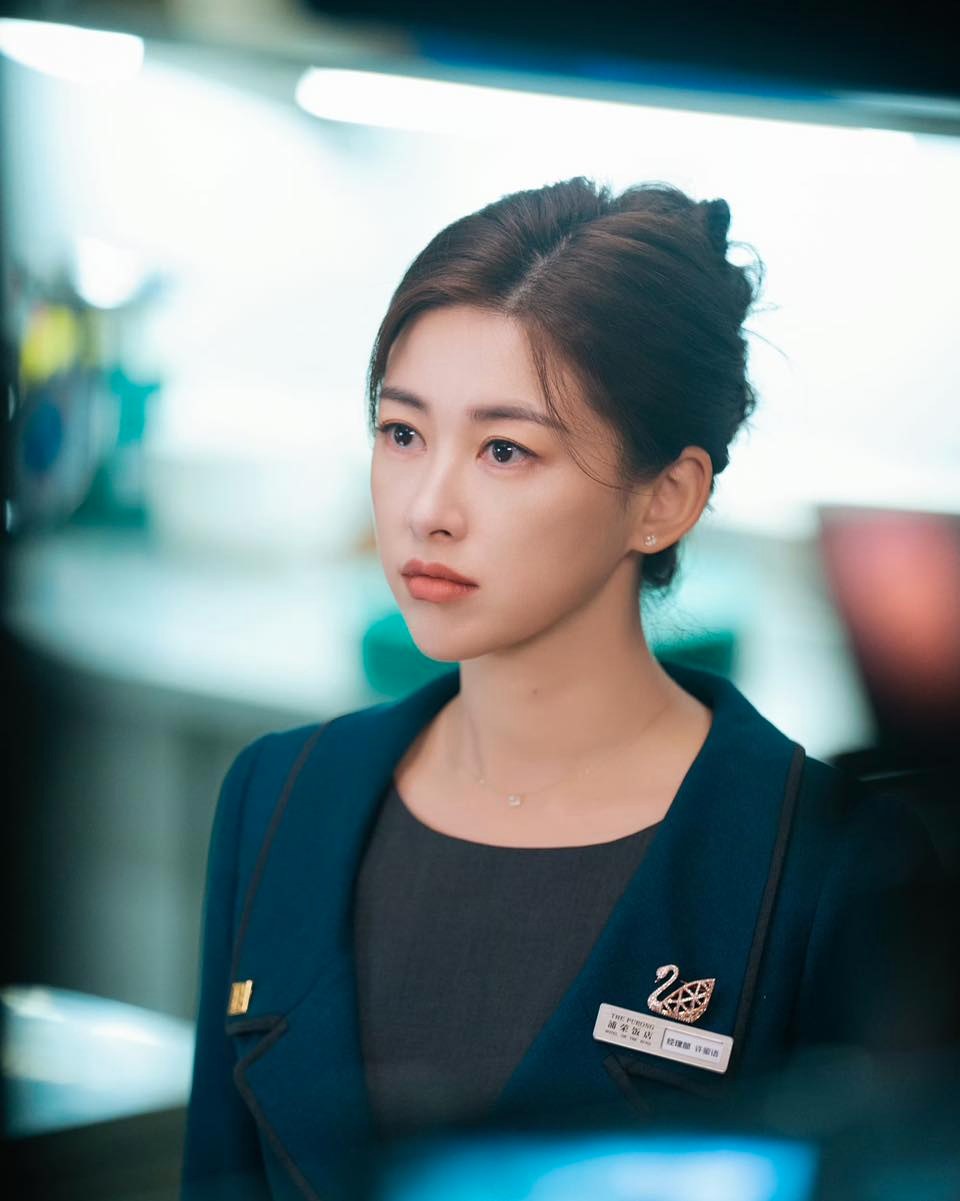 Ở đâu ra lao công đẹp hơn cả phu nhân hào môn thế này: Khoác bao tải vẫn toát ra mùi tiền, sang vừa thôi chứ