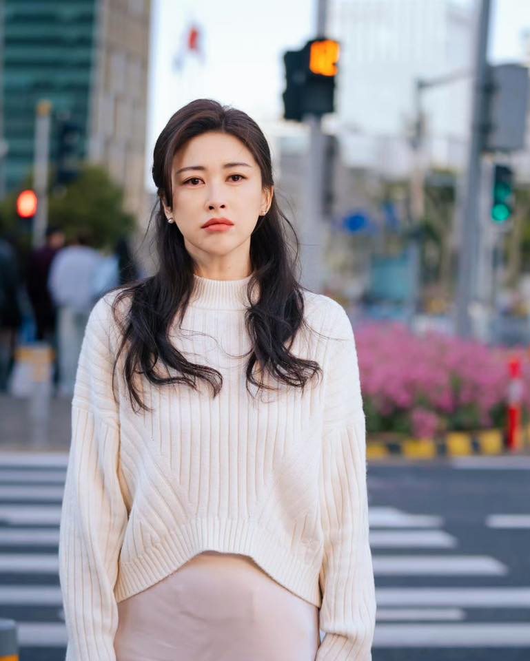 Ở đâu ra lao công đẹp hơn cả phu nhân hào môn thế này: Khoác bao tải vẫn toát ra mùi tiền, sang vừa thôi chứ