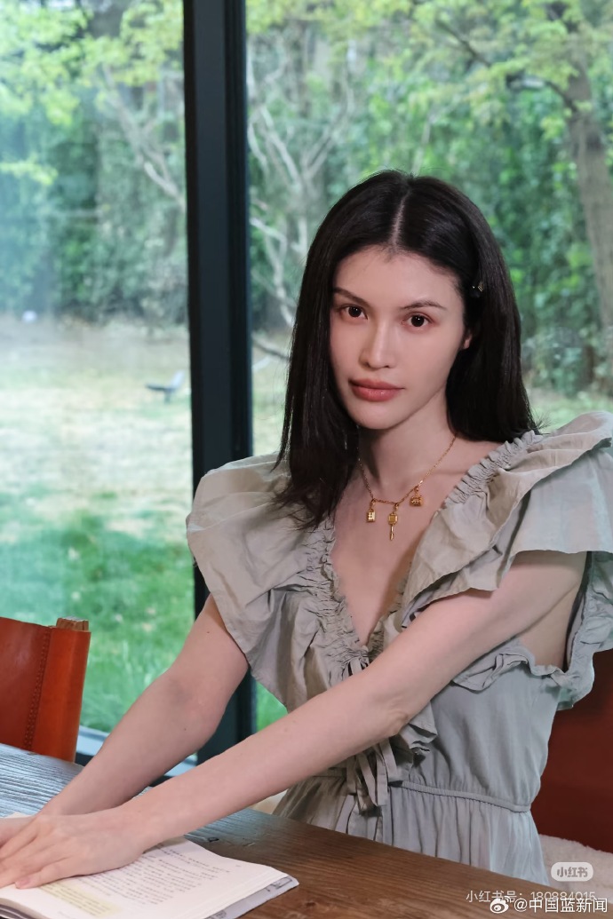 Hình ảnh mới của siêu mẫu Hà Tuệ.