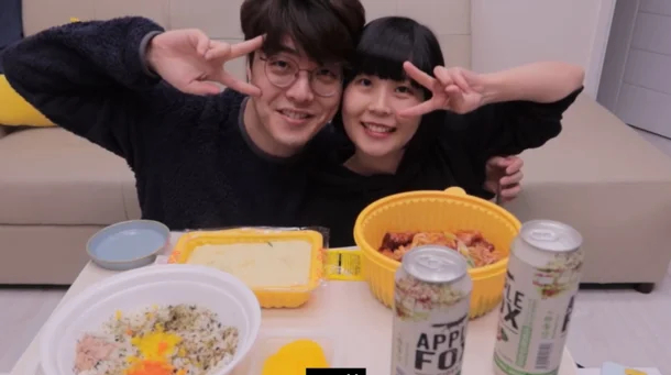 Ha Jun Soo ngoại tình với An Ga Yeon sau lưng bạn gái cũ. Ảnh: Nate