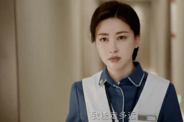 Ở đâu ra lao công đẹp hơn cả phu nhân hào môn thế này: Khoác bao tải vẫn toát ra mùi tiền, sang vừa thôi chứ