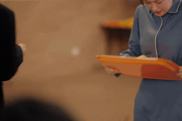 Ở đâu ra lao công đẹp hơn cả phu nhân hào môn thế này: Khoác bao tải vẫn toát ra mùi tiền, sang vừa thôi chứ