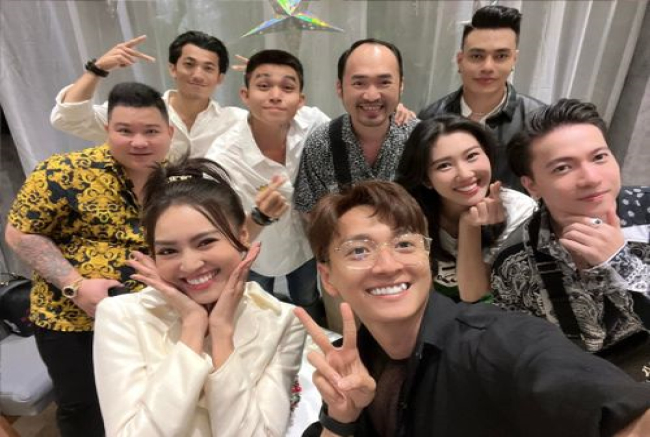 Dàn sao Việt đến ủng hộ quán của Lan Ngọc trong ngày khai trương