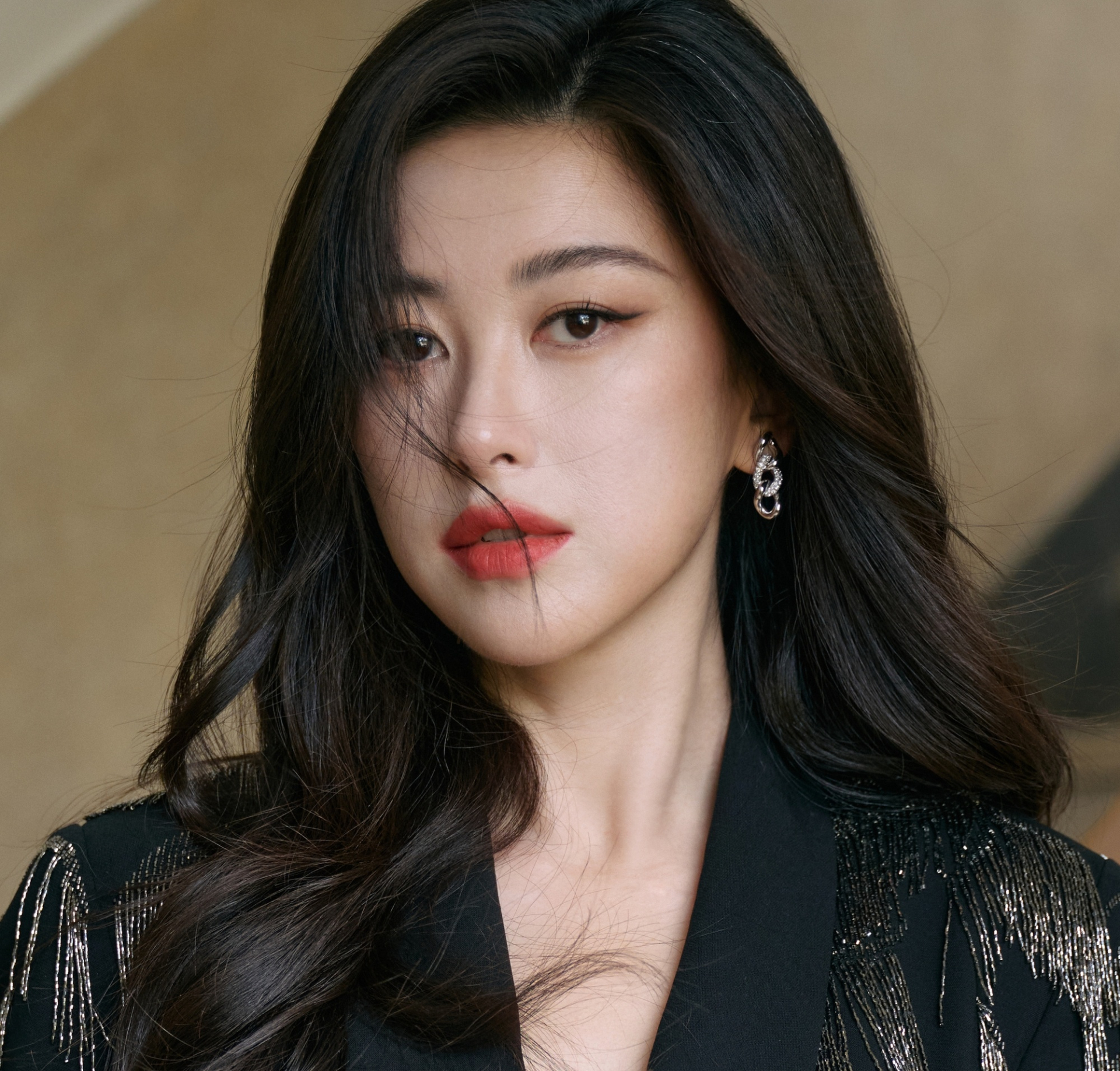 Ở đâu ra lao công đẹp hơn cả phu nhân hào môn thế này: Khoác bao tải vẫn toát ra mùi tiền, sang vừa thôi chứ