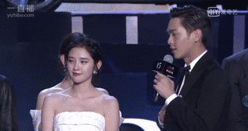 Chứng kiến sự mất tập trung của bạn gái, Trương Nhược Quân đã nhẹ nhàng vỗ vai để nhắc. Ảnh: Weibo.