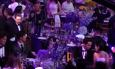 Trong 1 khoảnh khắc khác, khi Đường Nghệ Hân ghé tai Trương Nhược Quân nói chuyện, Ngô Tú Ba dường như bắt gặp được ánh mắt của cô và thể hiện sự hưởng ứng, tương tác bằng 1 cái vỗ tay. Ảnh: Weibo.