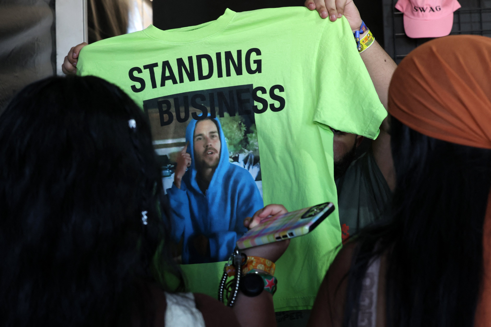 Hơn 50 nghìn người thả tim cho cô gái lạ đứng giữa Coachella tự xưng là