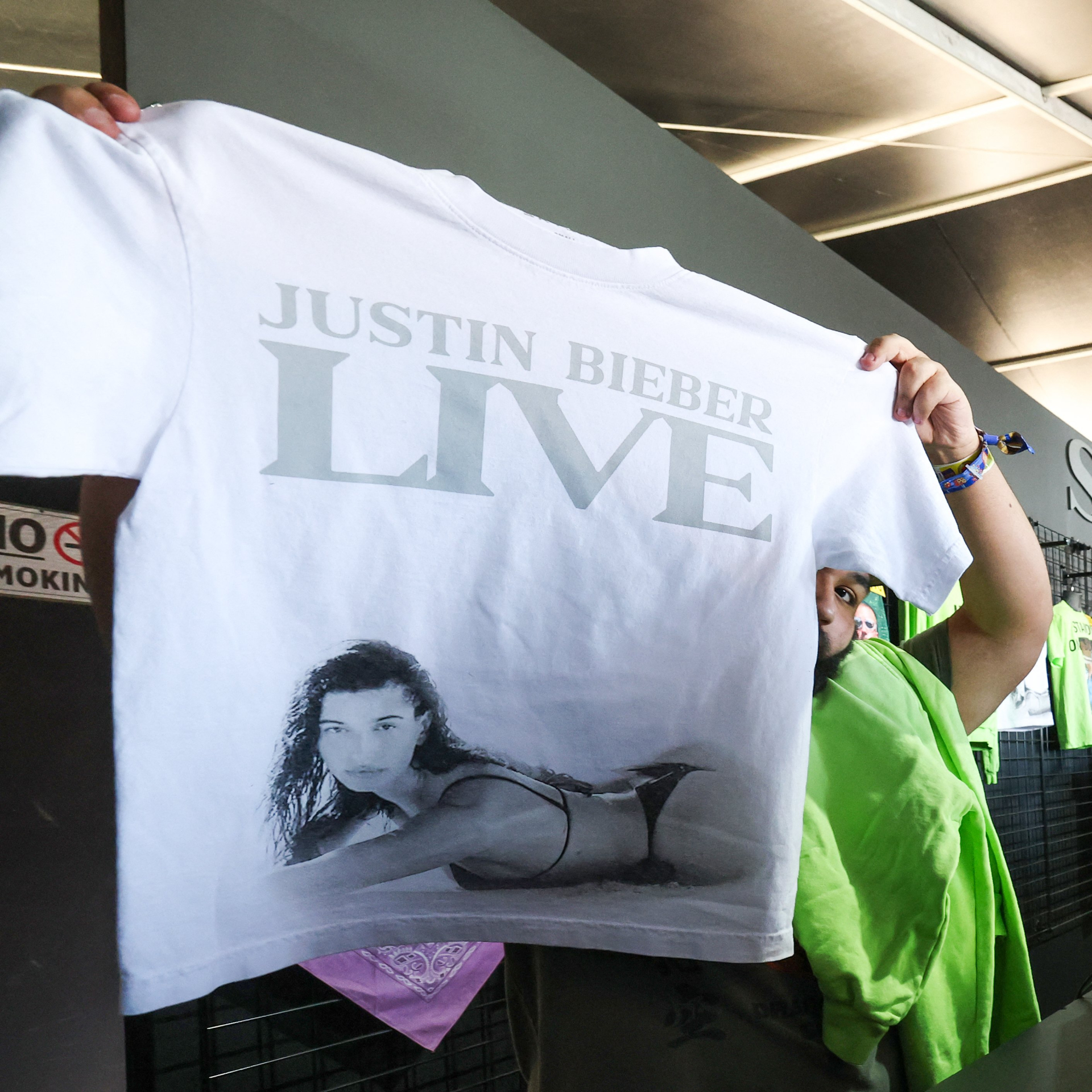 Các mẫu áo lưu niệm của Justin Bieber bao gồm cả ảnh vợ anh bán đắt như tôm tươi ở Coachella.