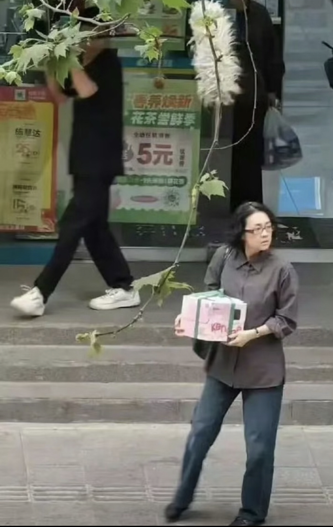 Ngoại hình lôi thôi lếch thếch của Chương Tử Di sau khi tăng 10kg