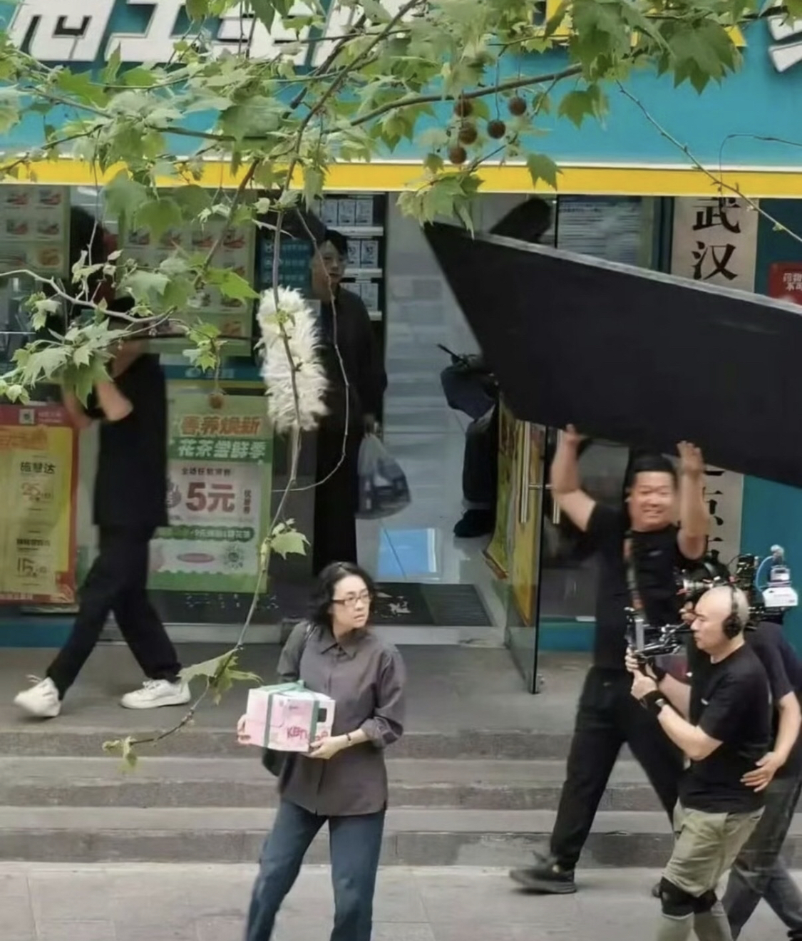 Ngoại hình lôi thôi lếch thếch của Chương Tử Di sau khi tăng 10kg