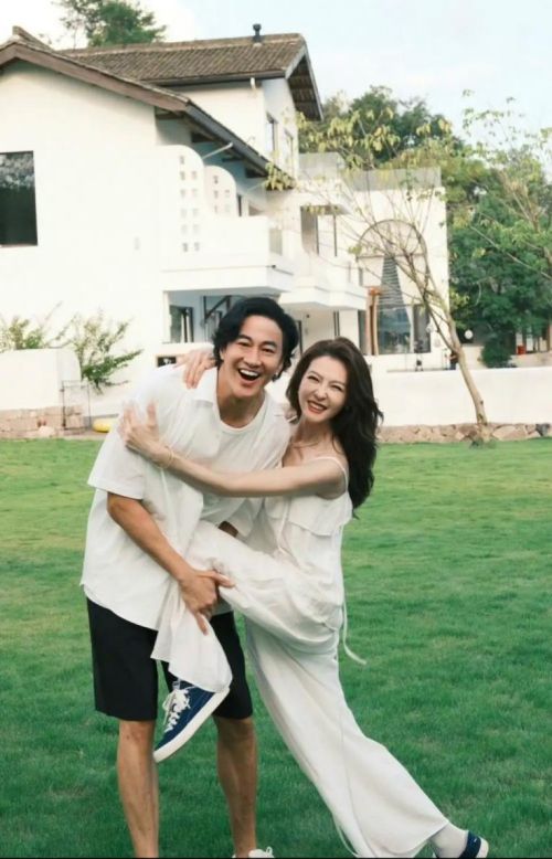 Netizen tiếc nuối vì vợ chồng Hà Nhuận Đông đến nay vẫn chưa có con cái. Dù vậy, họ vẫn mặn nồng bên nhau (Ảnh: Sohu).