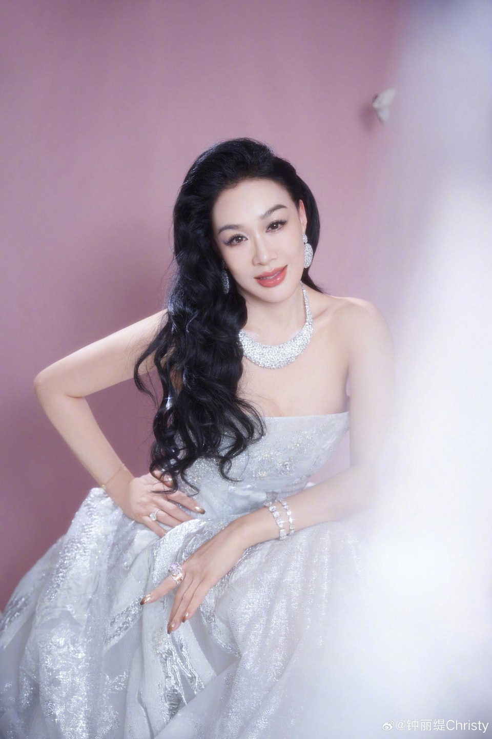 Chung Lệ Đề là một phú bà thứ thiệt, hơn hẳn chồng trẻ cả về tài sản lẫn danh tiếng (Ảnh: Sohu).