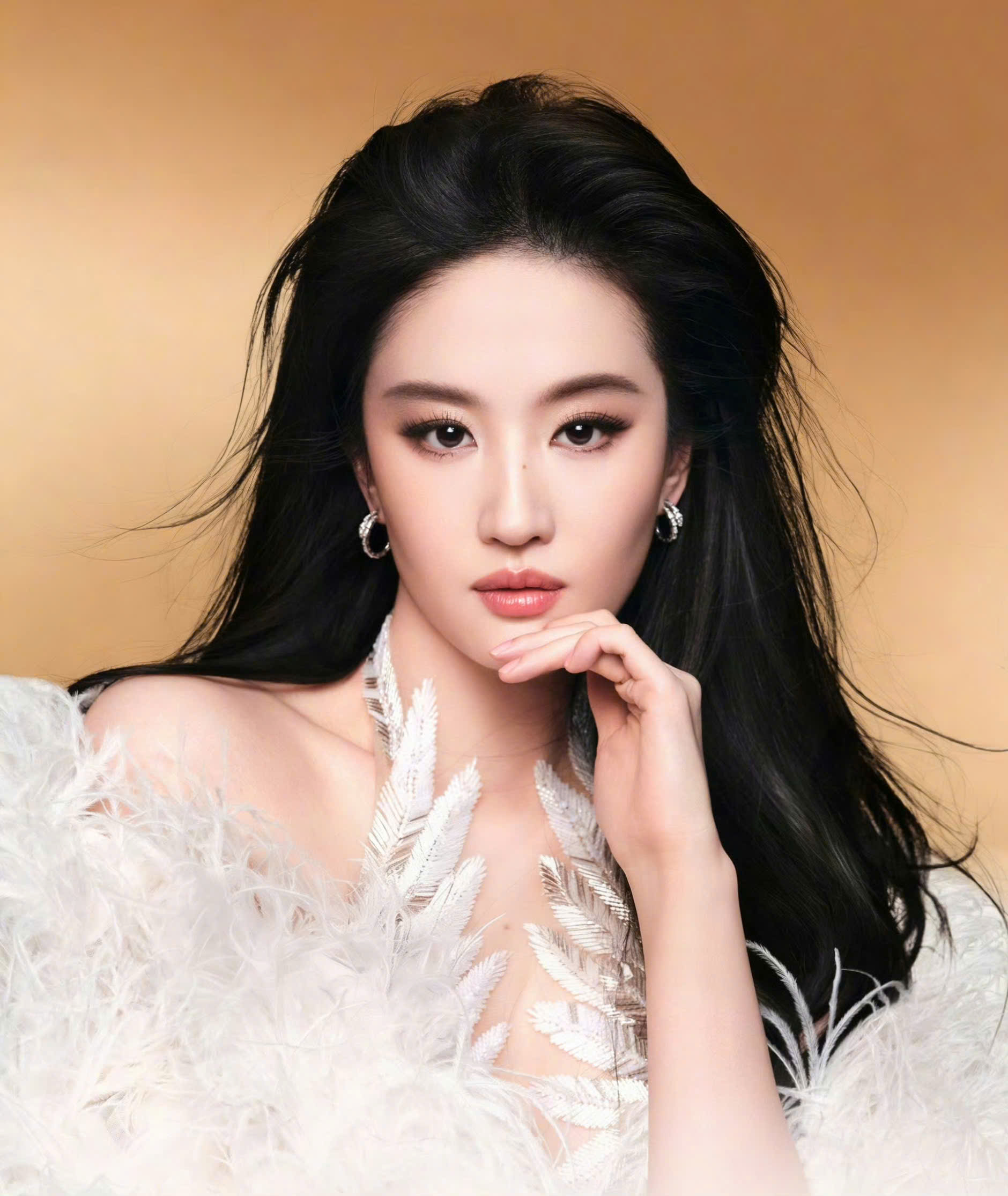 Đẳng cấp sao nữ hạng A gọi tên Lưu Diệc Phi: Cứ xuất hiện lại gây sốt, chăm khoe dáng gợi cảm khó rời mắt