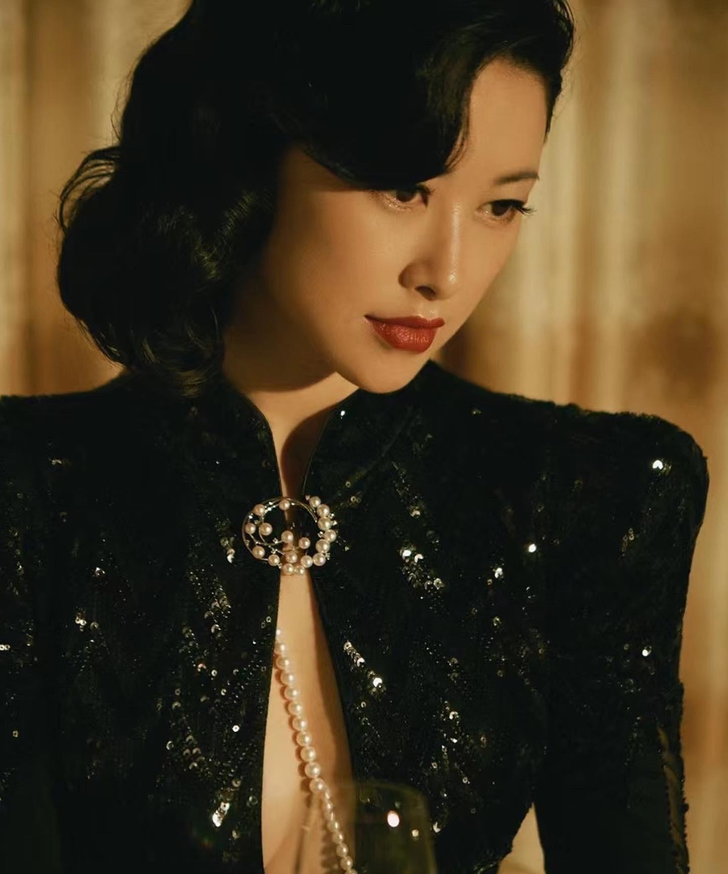 Ở đâu ra lao công đẹp hơn cả phu nhân hào môn thế này: Khoác bao tải vẫn toát ra mùi tiền, sang vừa thôi chứ