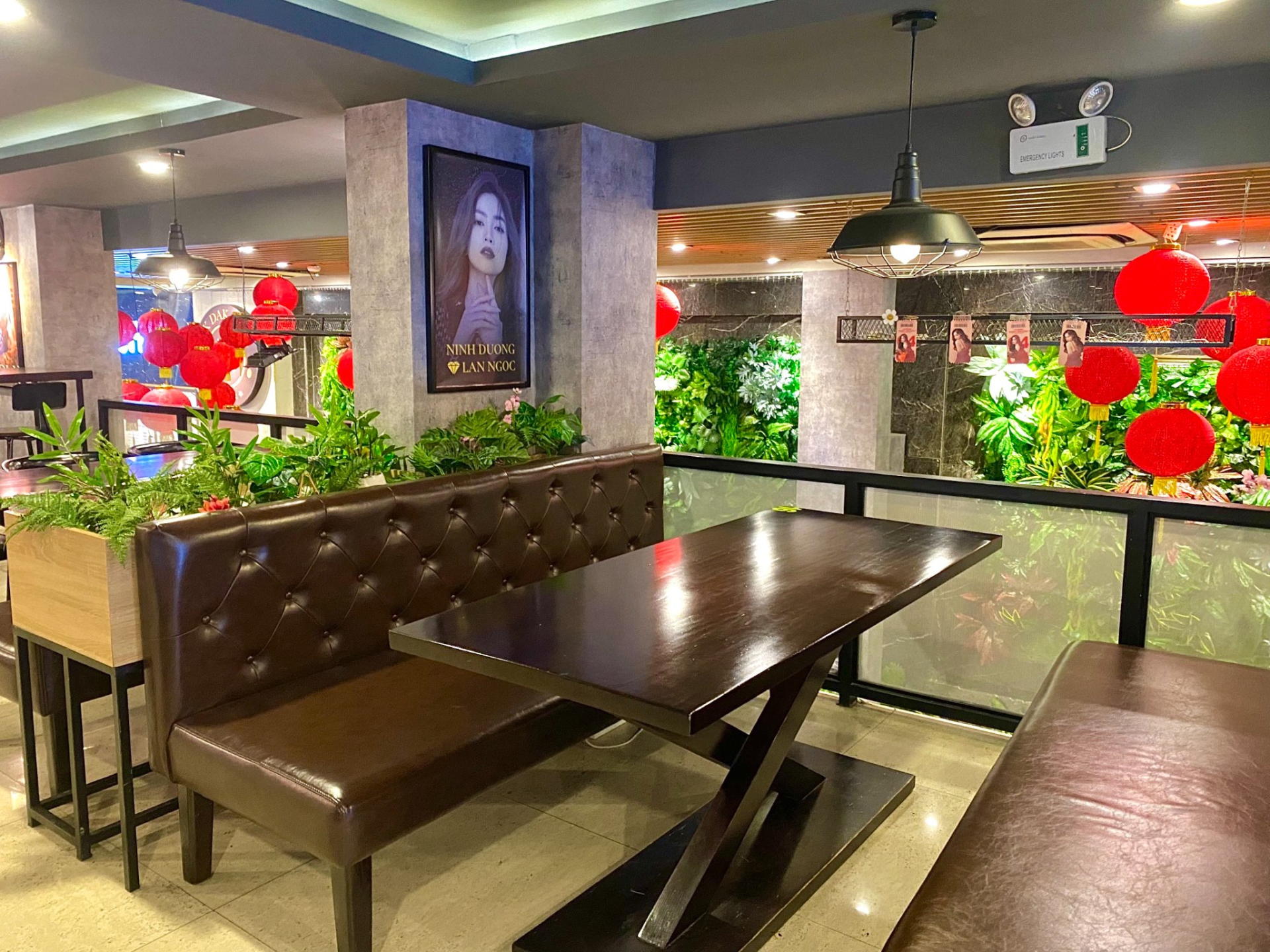 Không gian bên trong quán cà phê của nữ diễn viên