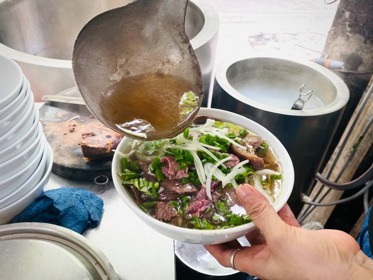 Nước dùng được ninh hầm tỉ mỉ trong nhiều giờ liền chính là linh hồn tạo nên sức hấp dẫn khó cưỡng của bát phở Việt