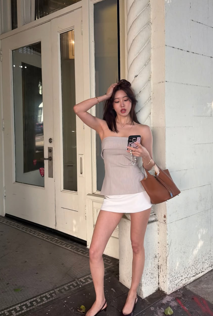   Jooshica nổi tiếng với phong cách Korean-ABG Glam tinh tế: kết hợp makeup Hàn Quốc mịn màng, da glowy với vibe sexy, tự tin của tinh thần Âu Mỹ.  