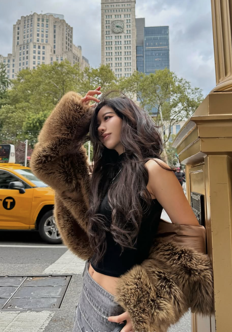 Hàng trăm nghìn lượt tim cho cô gái chụp hình trên bãi cỏ: Outfit lộng lẫy, makeup 