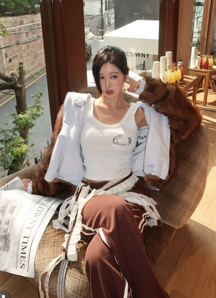 Hàng trăm nghìn lượt tim cho cô gái chụp hình trên bãi cỏ: Outfit lộng lẫy, makeup 