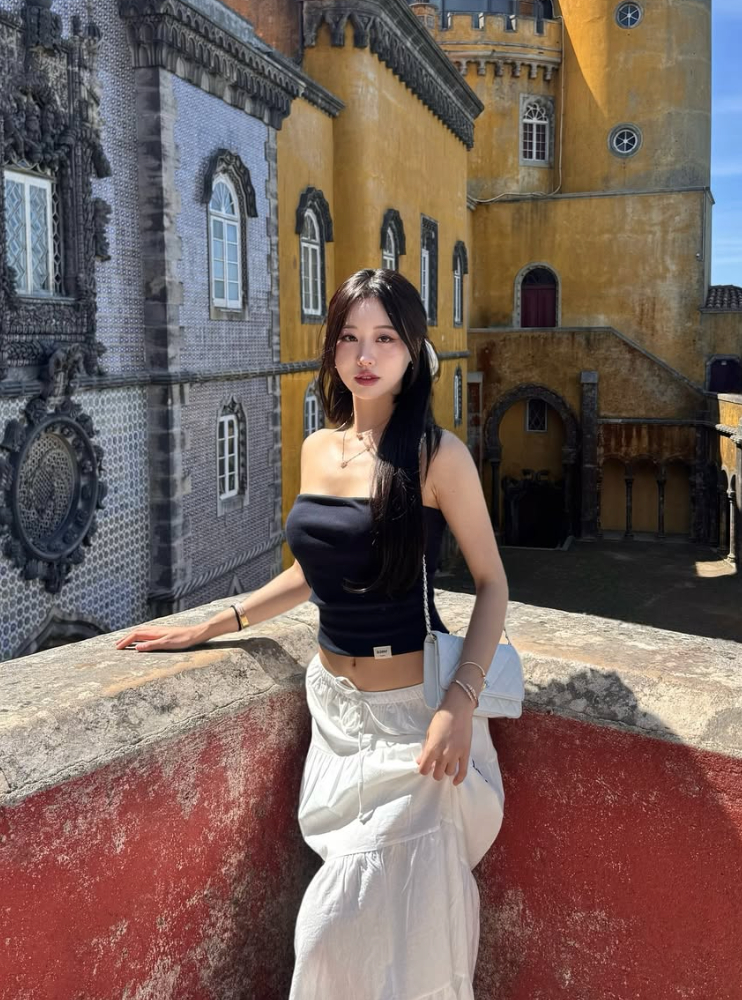 Hàng trăm nghìn lượt tim cho cô gái chụp hình trên bãi cỏ: Outfit lộng lẫy, makeup 