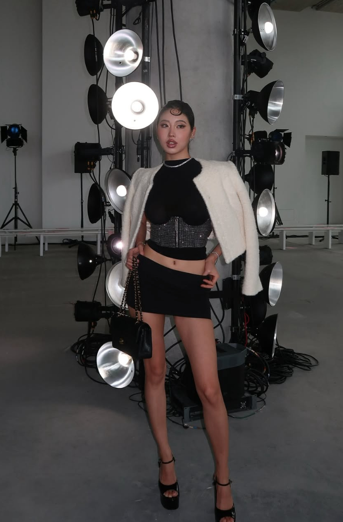  Điểm đáng chú ý trong phong cách của cô nằm ở cách styling: Jooshica không lạm dụng phụ kiện hay logo thương hiệu, mà tập trung vào việc tạo nên tổng thể “effortless” – trông như không mất quá nhiều thời gian suy nghĩ nhưng vẫn có gu rõ rệt.