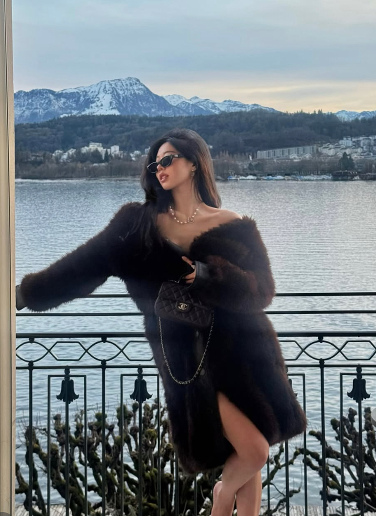   Một chiếc kính nhỏ, vòng cổ mảnh hay túi xách mini là đủ để cô nàng hoàn thiện outfit.  