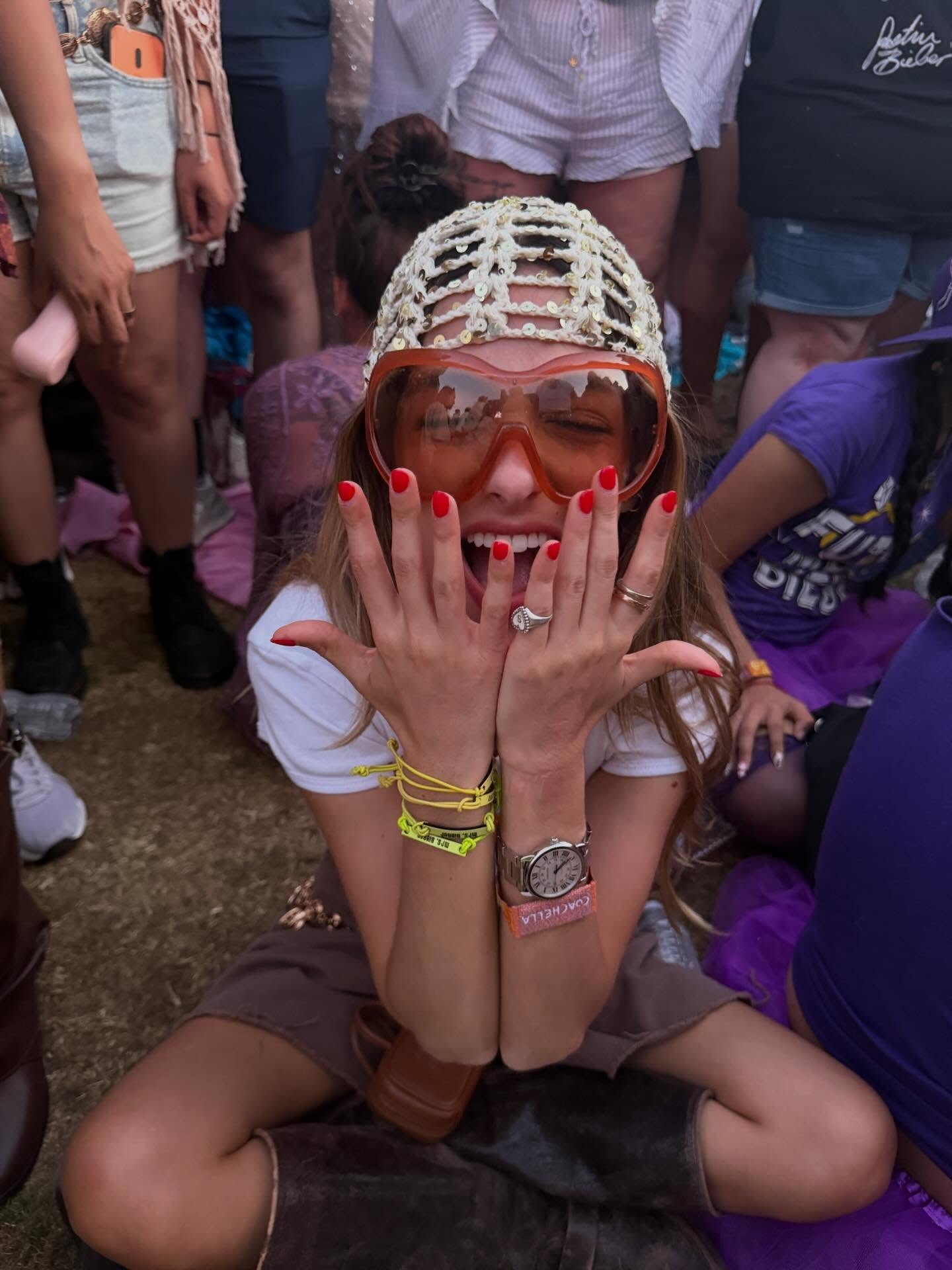 Hơn 50 nghìn người thả tim cho cô gái lạ đứng giữa Coachella tự xưng là