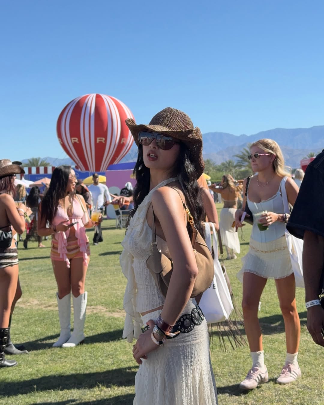 Sự lựa chọn outfit thông minh của Thanya Wong.