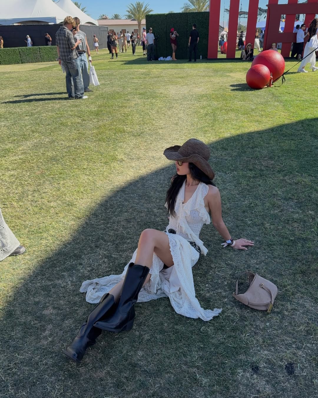 Ảnh gái xinh mặc đơn giản thả dáng trên bãi cỏ nhận hơn 50 ngàn tim, xem profile còn đỉnh hơn nữa