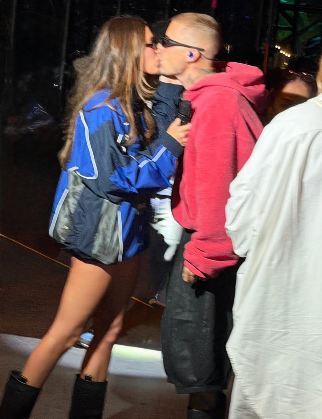 Hailey Bieber vừa xả loạt ảnh hôn chồng Justin Bieber tình tứ ở hậu trường Coachella 2026. Khoảnh khắc này nhận về hơn 2,5 triệu lượt yêu thích trên MXH. Ảnh: Instagram.
