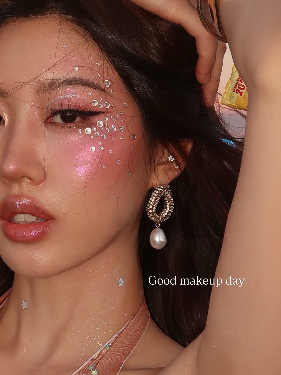   Toàn bộ look mang đậm phong cách Korean-ABG festival glam - quyến rũ, sang trọng nhưng vẫn trẻ trung và dễ thương cực hợp với vibe của Coachella. Ảnh: jooshica.  