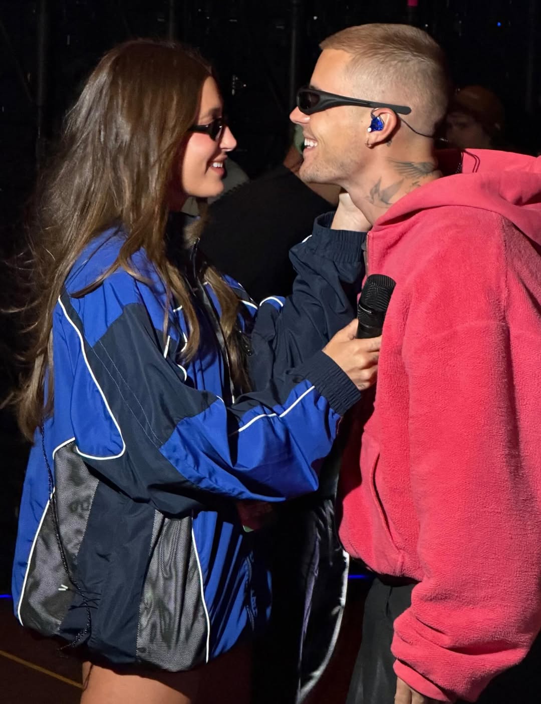 Có thể là rụng rời khi nhìn Justin Bieber khóa môi Hailey ở Coachella 2026, quý tử không lộ mặt vẫn hot ngang bố mẹ