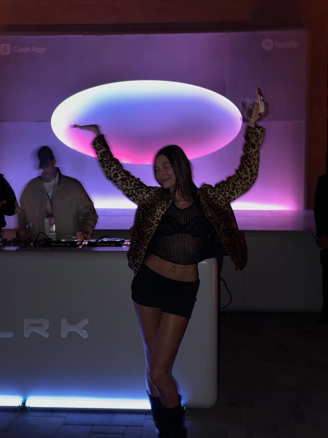 Nhan sắc xinh đẹp, gợi cảm và khỏe khoắn cuốn hút của Hailey Bieber khi đến Coachella 2026 ủng hộ, cổ vũ chồng. Ảnh: Instagram.