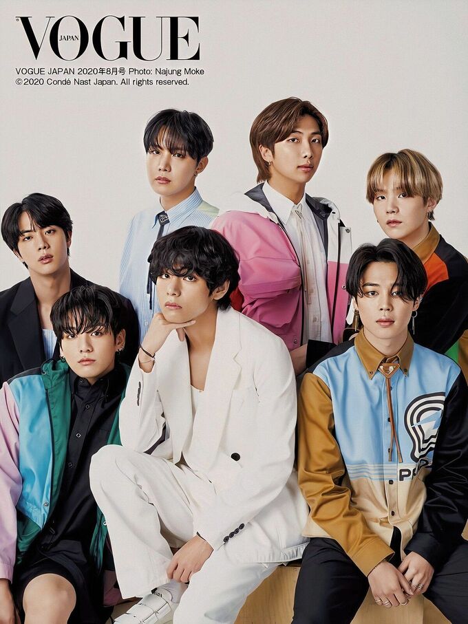 V không mặc đồ đỏ thì cũng là đồ trắng nổi bật. Ảnh: X