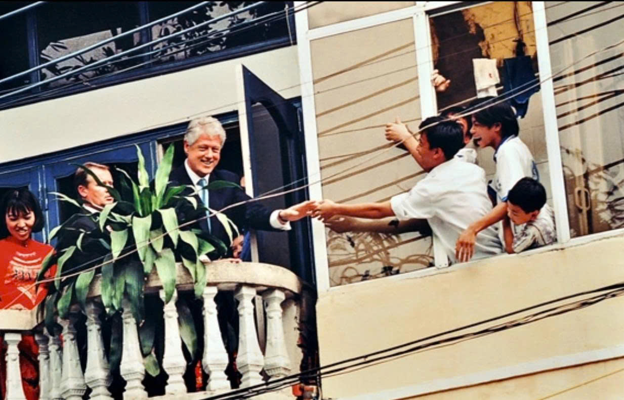 Cựu Tổng thống Mỹ Bill Clinton thân thiện giao lưu, bắt tay người dân trên ban công (Ảnh tư liệu: Trần Việt Dũng)