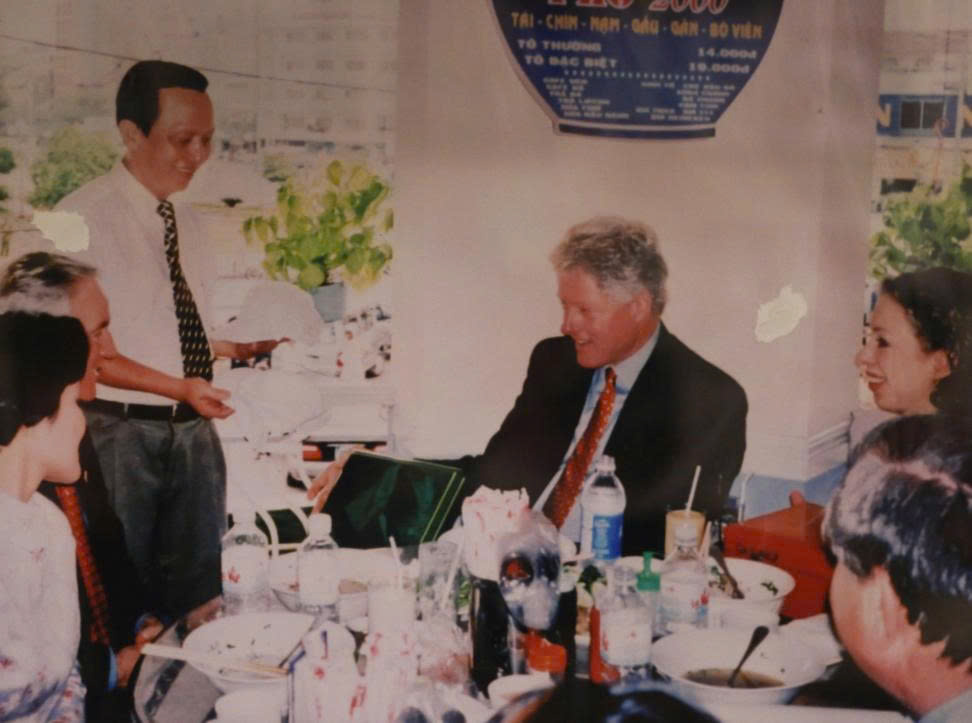 Cựu Tổng thống Mỹ Bill Clinton dùng bữa tại Phở 2000 trong chuyến công du lịch sử năm 2000