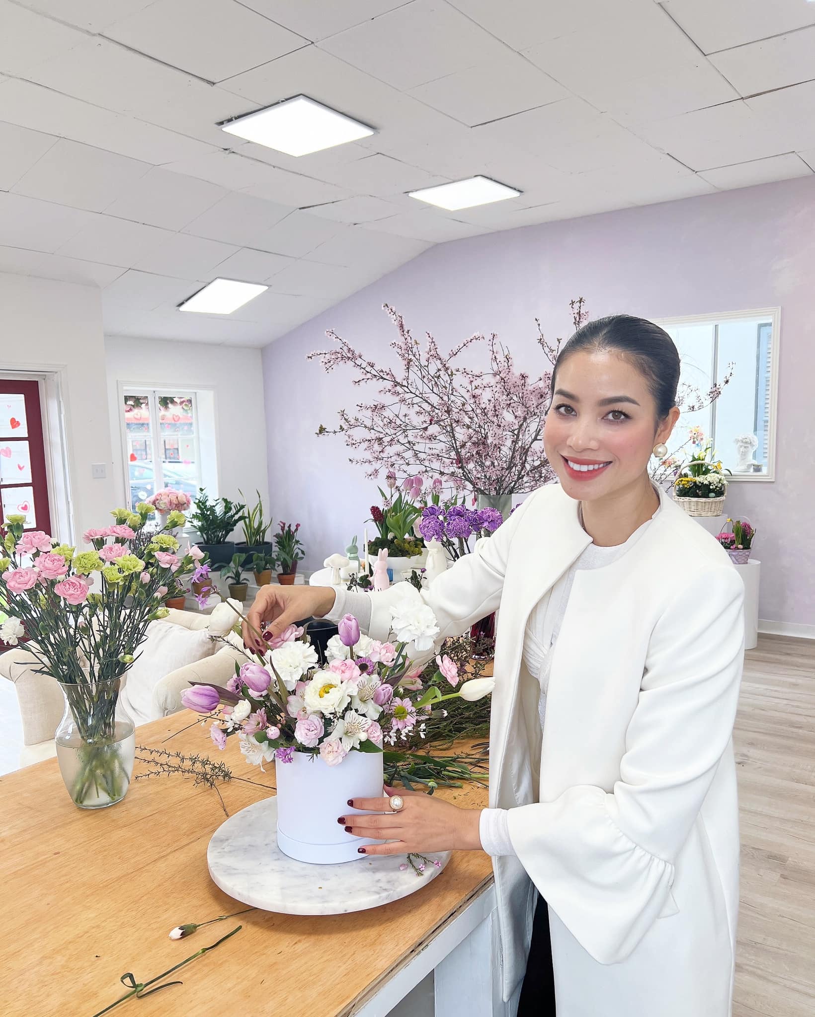 Không còn làm showbiz, Phạm Hương nay kinh doanh tiệm hoa