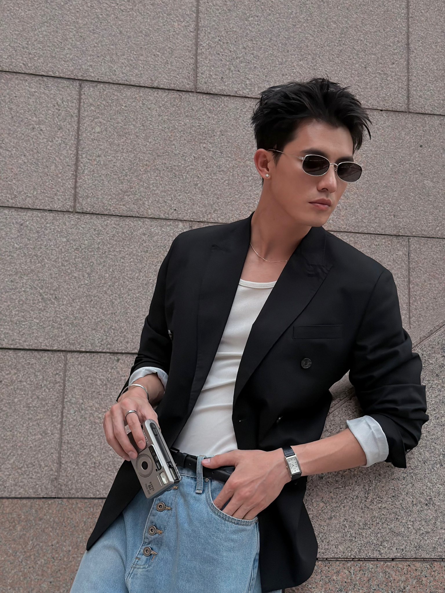   Từ khi còn trên ghế nhà trường, anh vừa học vừa tham gia một số phim ngắn, đóng quảng cáo. Ảnh: FBNV  