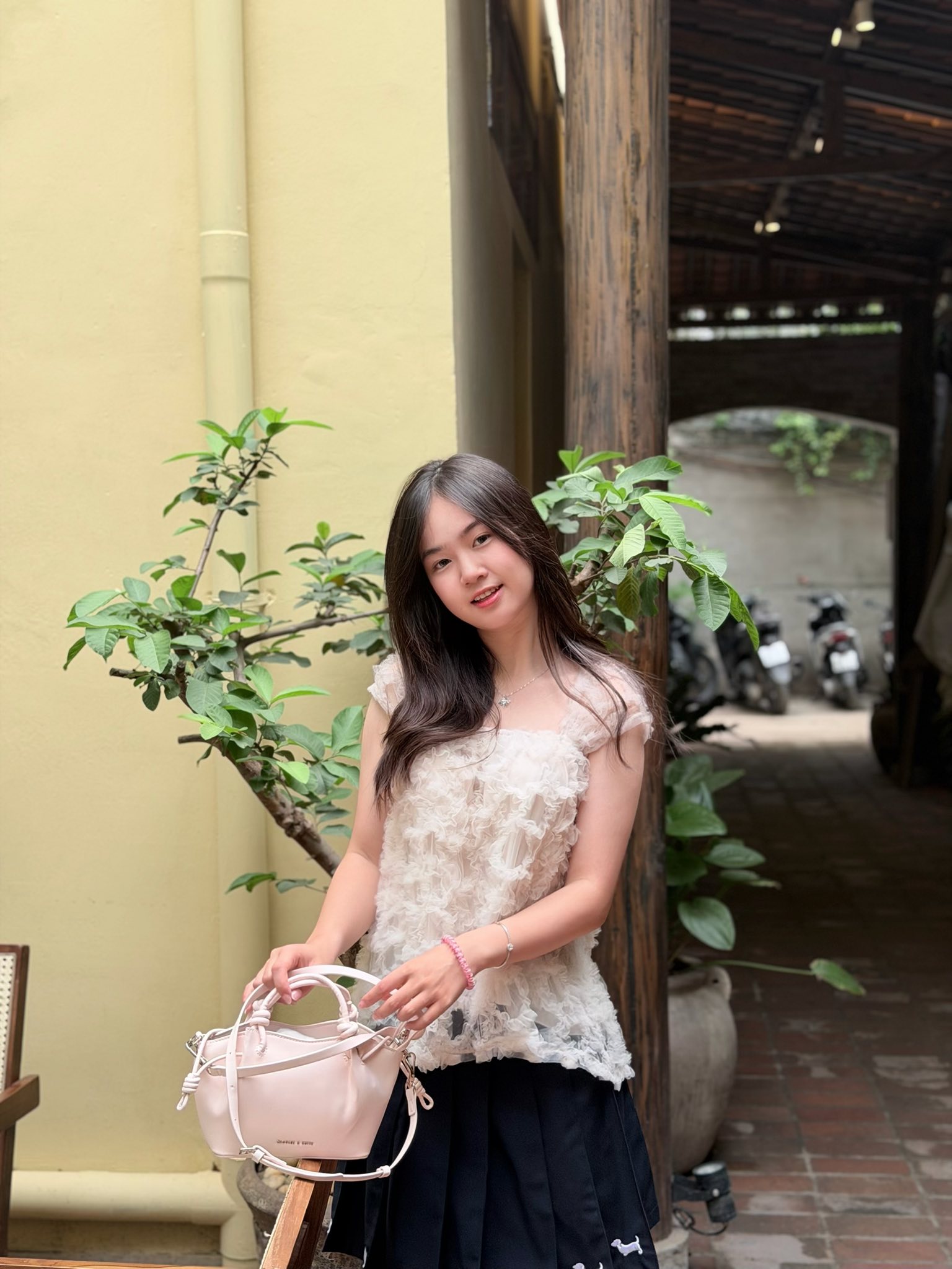 Cuộc sống sinh viên của Hiền Mai - thủ khoa khối A00 từng gây sốt: Ở căn hộ cao cấp, đang học lái ô tô, có cả trợ lý riêng?