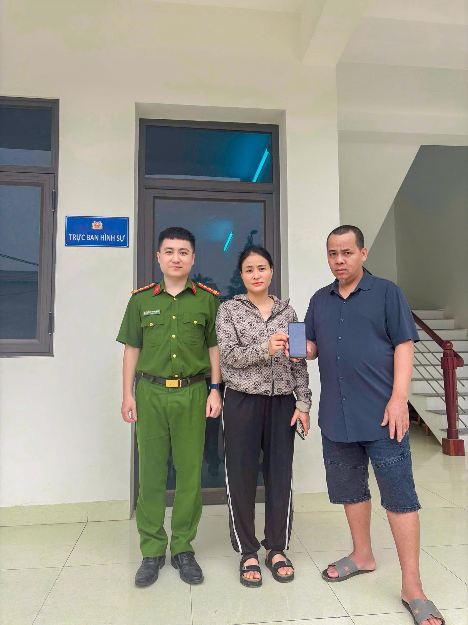 Công an hỗ trợ người dân nhận lại số tiền chuyển khoản nhầm