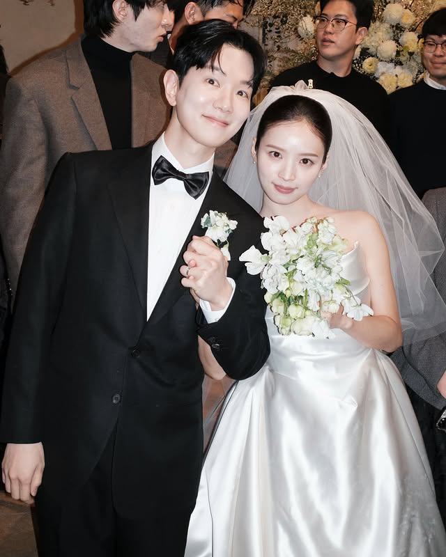 Cặp đôi tự tổ chức đám cưới, không có gia đình hỗ trợ. Ảnh: Instagram