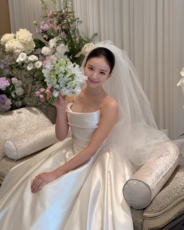 Kim Ji Young sống tự lập nên không cảm thấy ý nghĩa trong việc được bố dắt tay vào lễ đường. Ảnh: Instagram